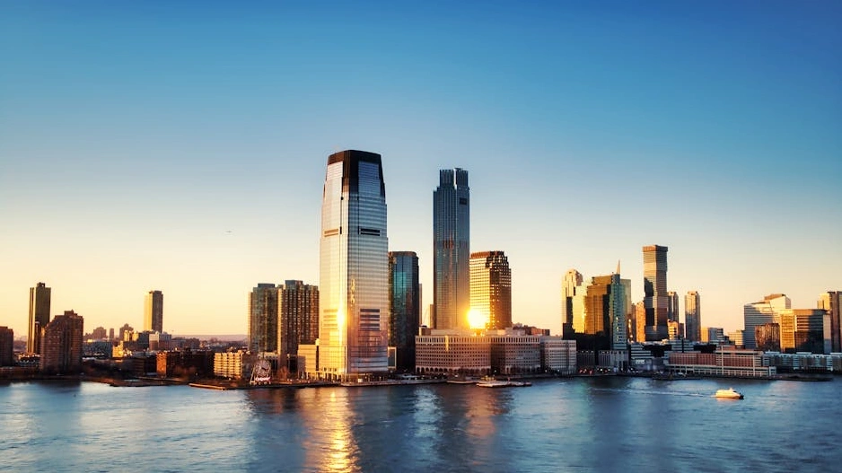 Nowoczesne biuro z widokiem na panoramę Warszawy o wschodzie słońca.